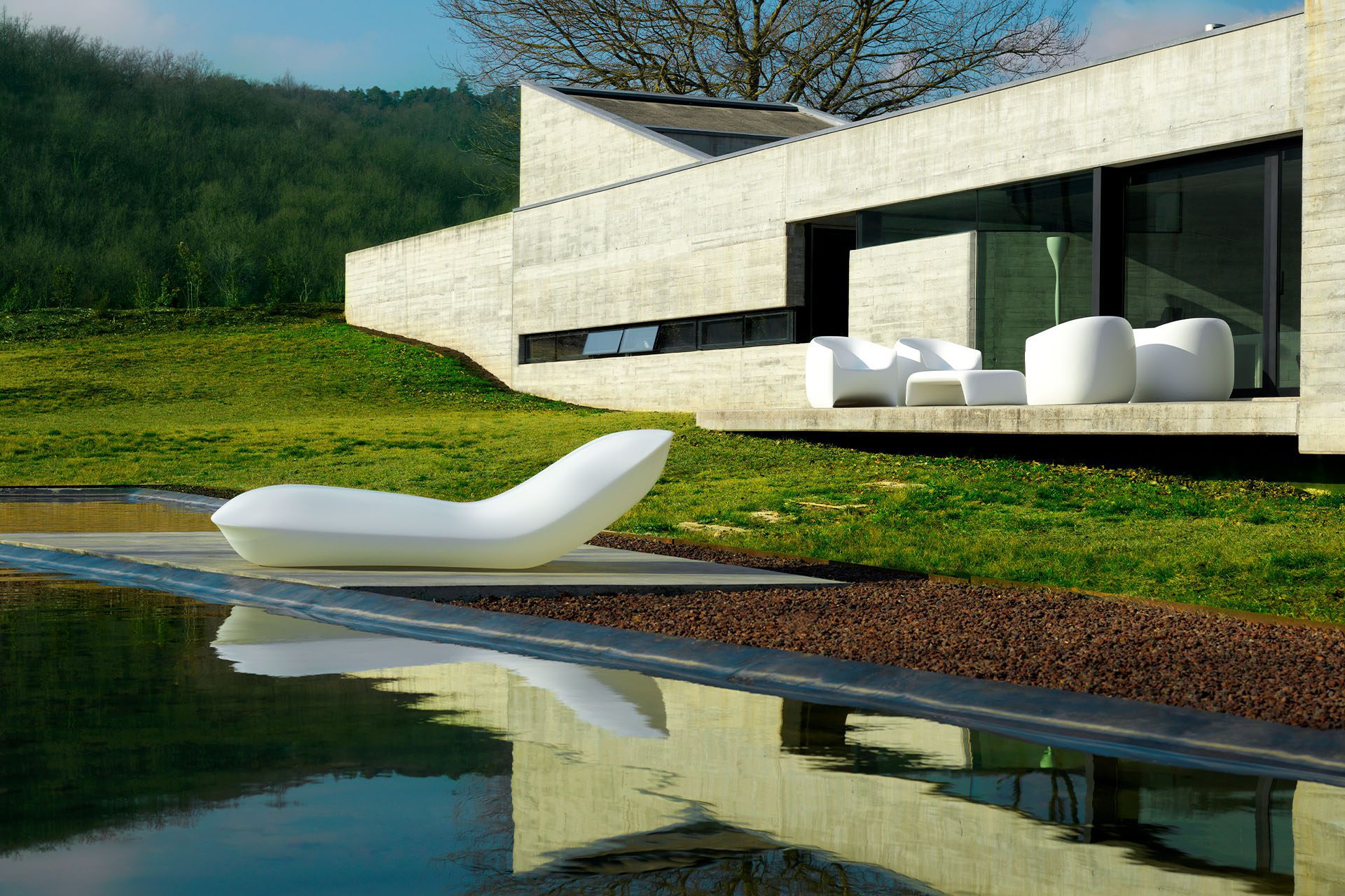 Blow outdoor furniture sunlounger, sofa, armchair and table by Stefano Giovannoni Vondom