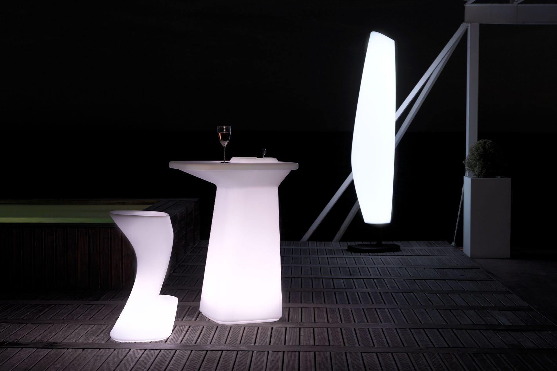 Noma outdoor stool, table and lamp by Javier Mariscal Vondom