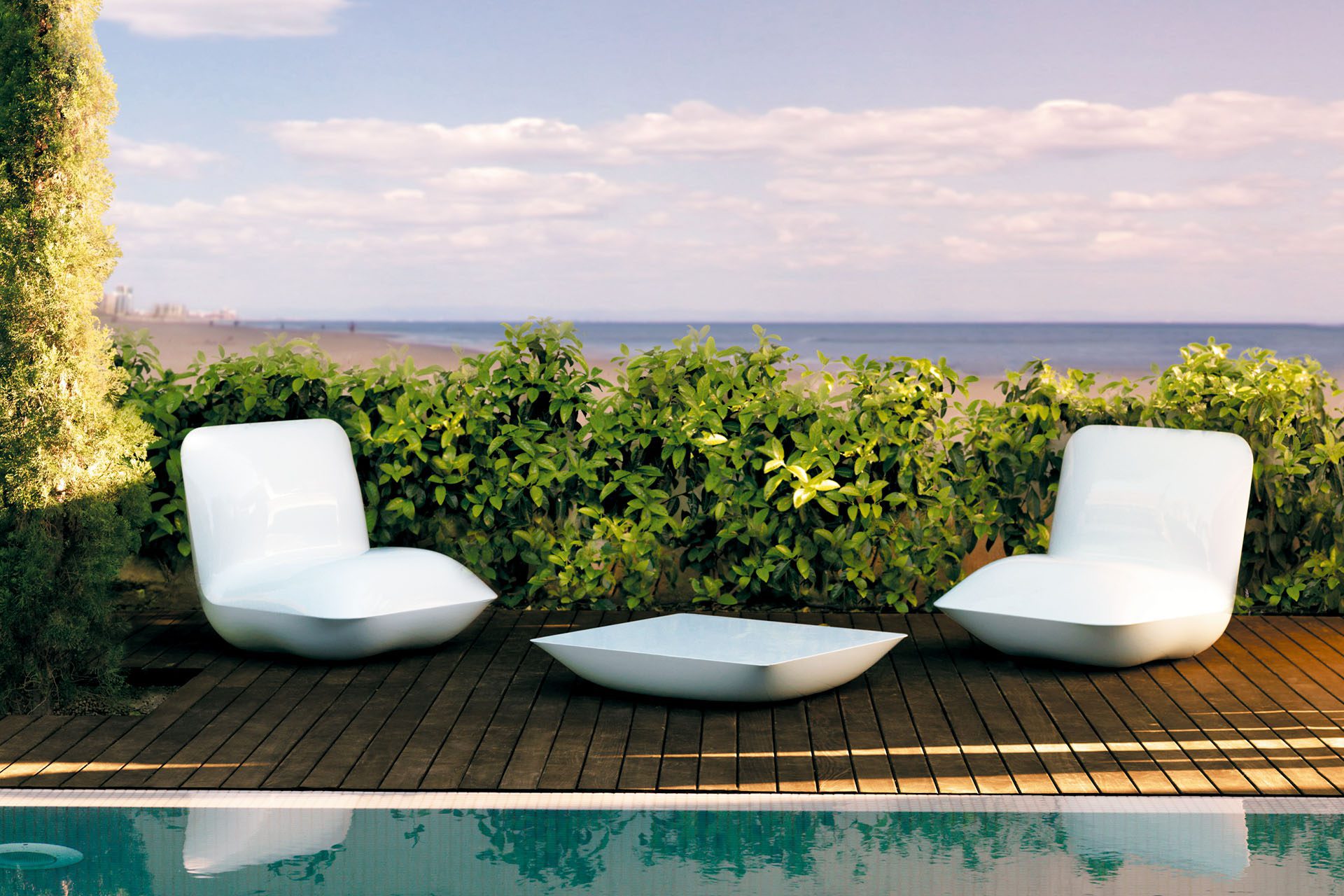 Pillow outdoor lounge chair and table by Stefano Giovannoni Vondom
