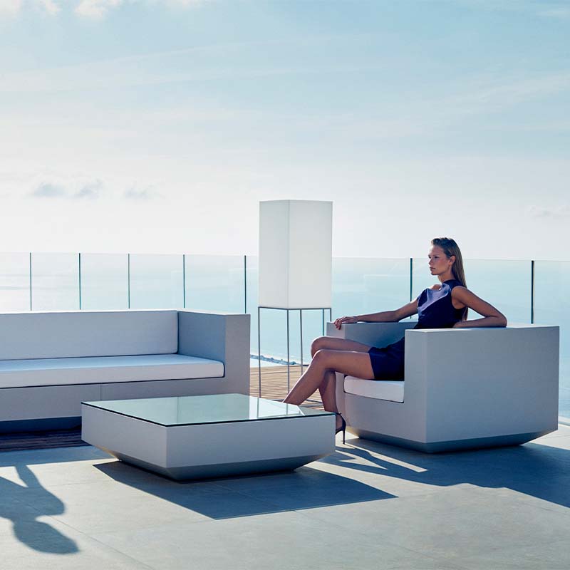 Vela muebles de exterior sofa, sillón, mesa y lámpara diseñada por Ramon Esteve Vondom