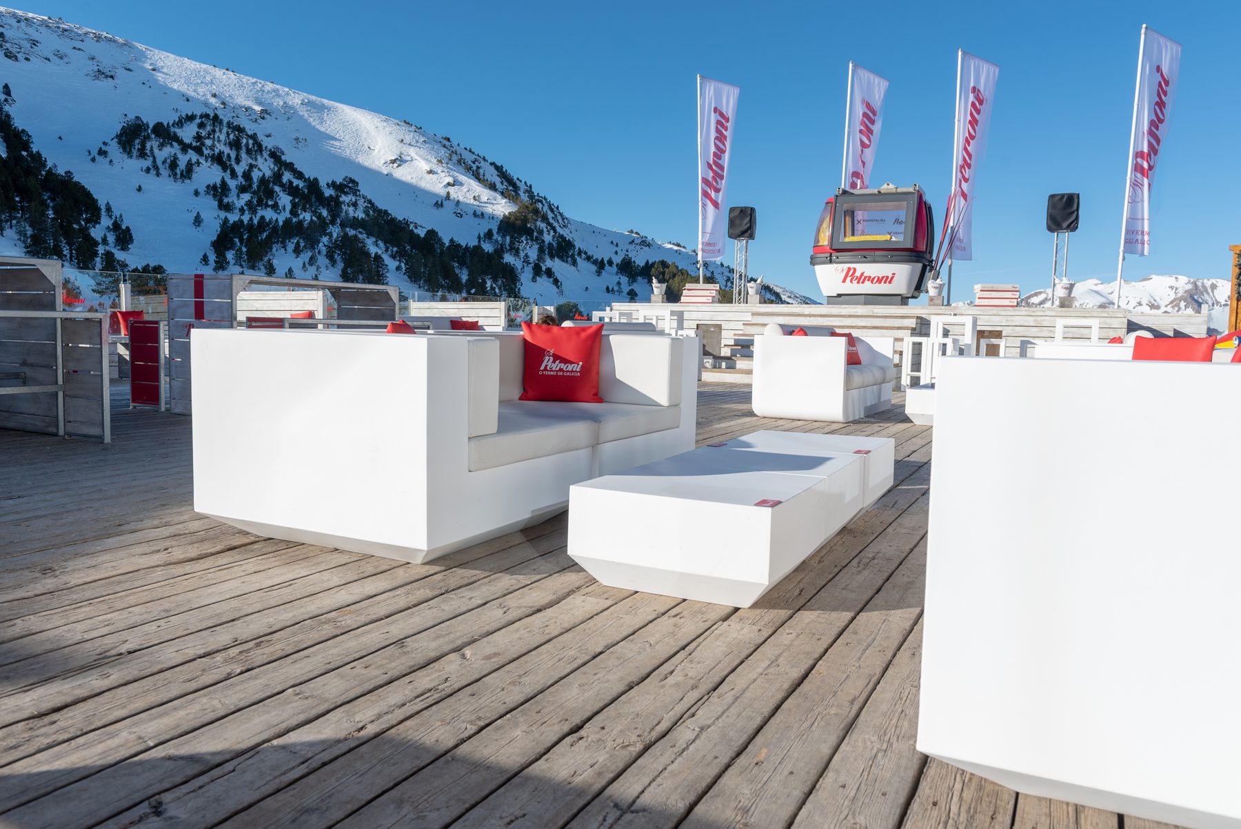 Outdoor ski resort furniture Ulm and Vela Collections by Vondom