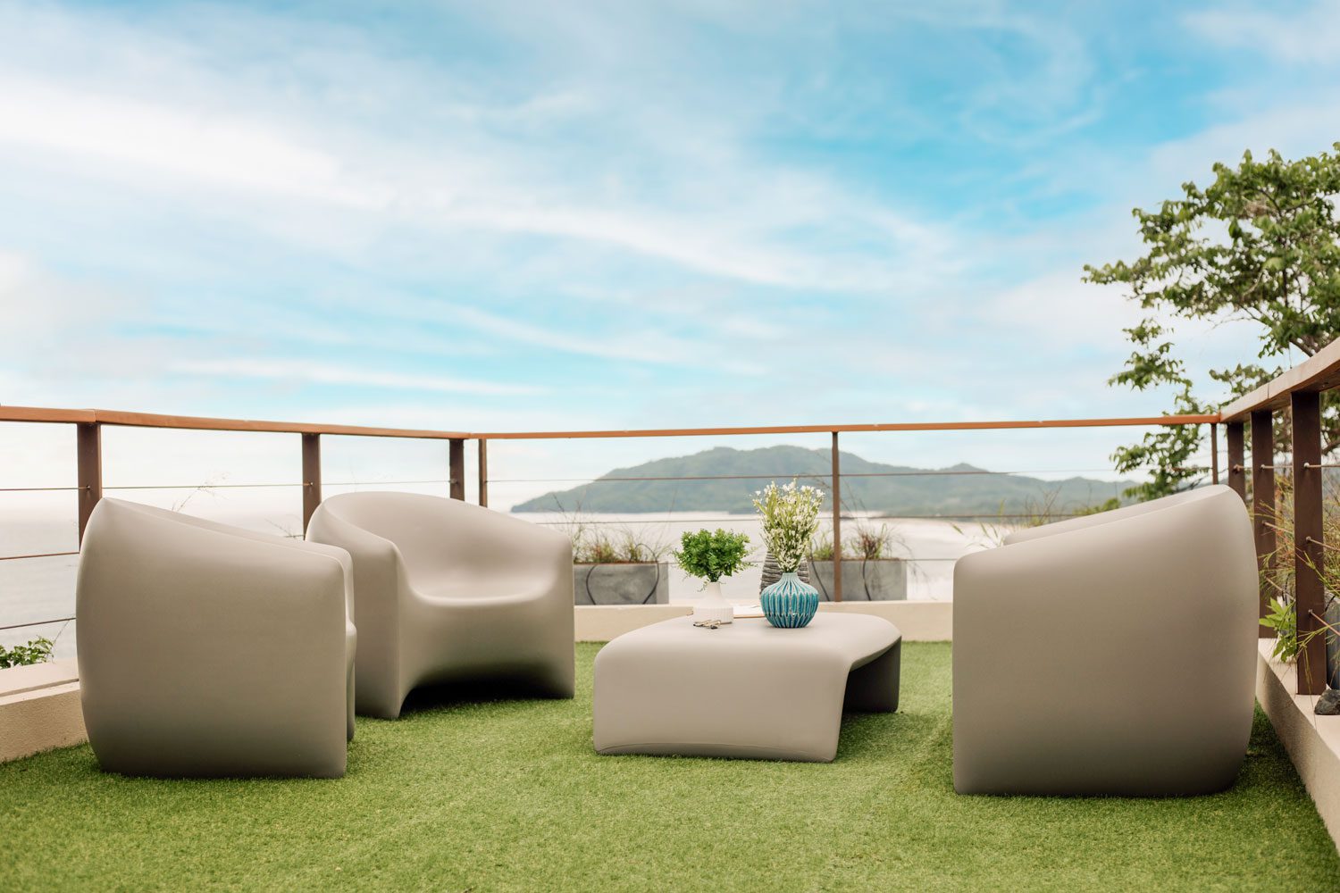 Modern outdoor furniture Blow armchairs and table by Vondom