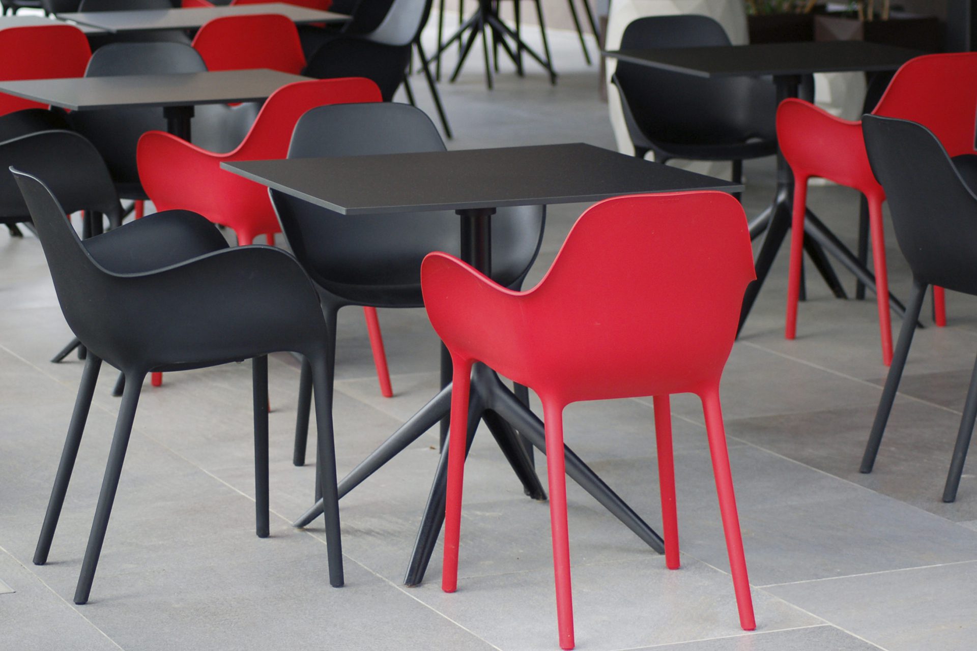 mobiliario-contract-exterior-sillas-sabinas-vondom